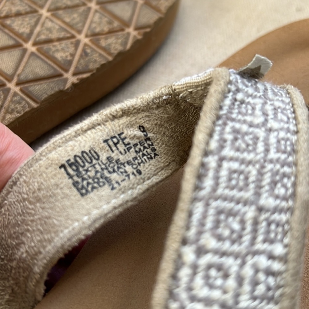 Minnetonka canvas cushion flip flops size 9 - Picture 9 of 10